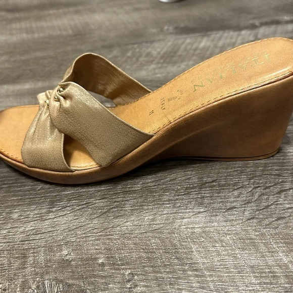 Italian shoemakers wedge gorgeous sandals w gold drops - Picture 2 of 3